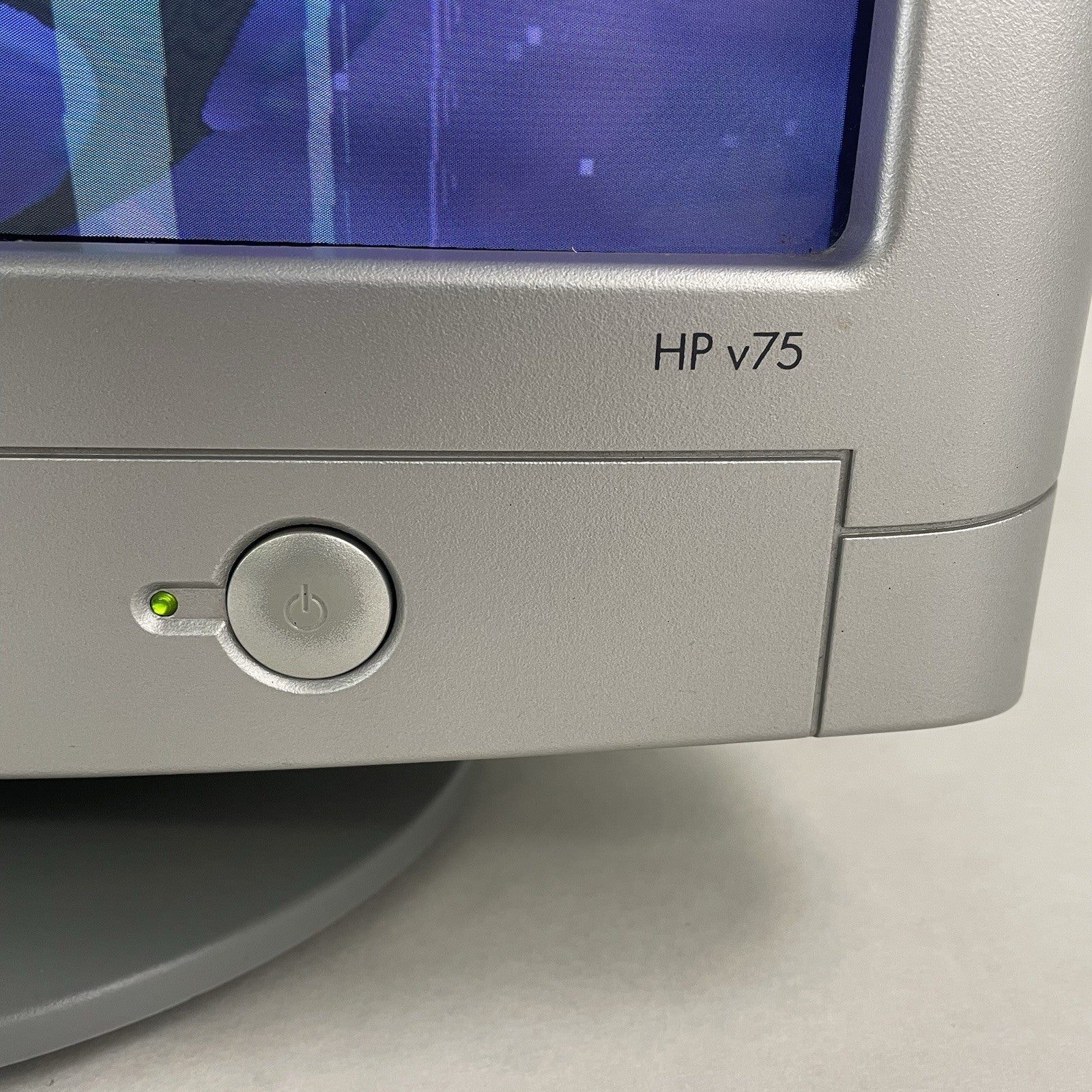 HP v75 Monitor 17" Retro CRT TV Monitor with Stand2