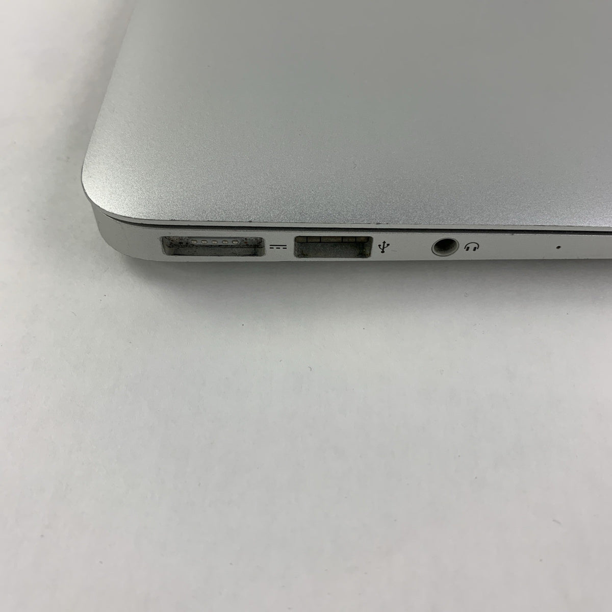 Apple Macbook Air A1466 2017 13.3" 1.8GHz i5 8GB RAM 121GB SSD OS Monterey 12.68