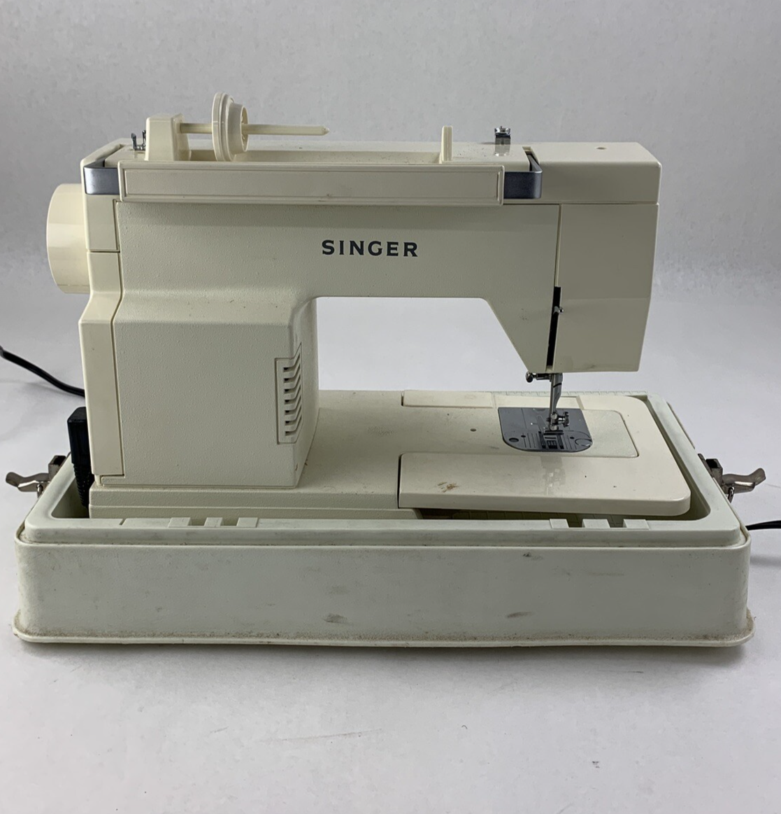 Singer Sonata 6610 Sewing Machine Powers and Runs w/ Cover Case and Manual