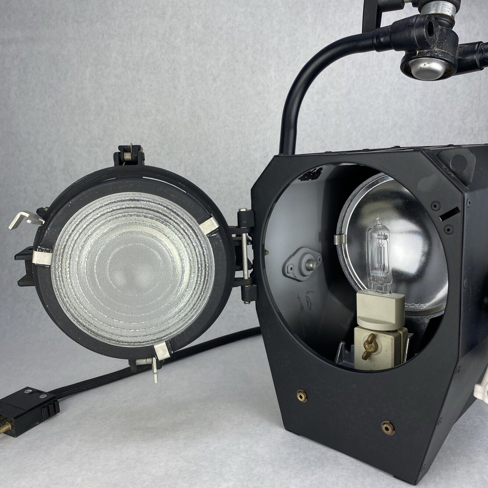 Strand QuartzColor Polaris Mod 261 Studio 1KW Fresnel Spotlight - READ