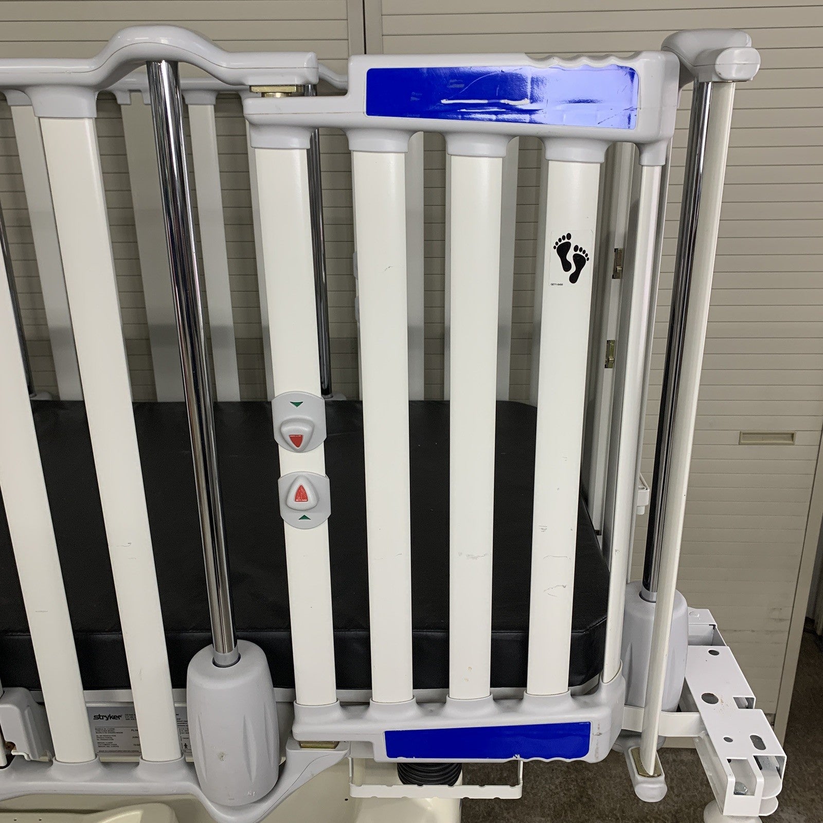 Stryker Cub FL19H Pediatric Crib with Mattress No Handles on Doors No Scale