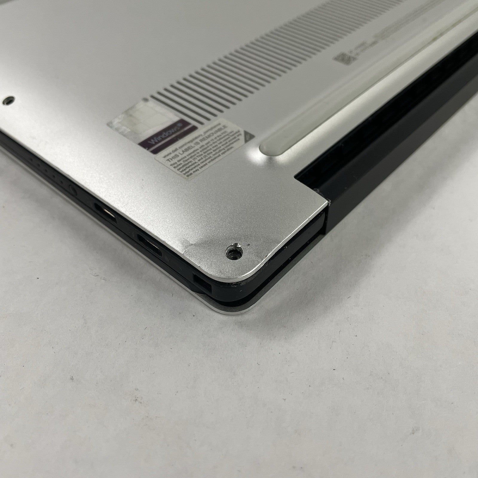 Dell XPS 13 9380 13.3" i7-8565U 1.80GHz 16GB RAM No SSD No OS No Batt Bad Corner17