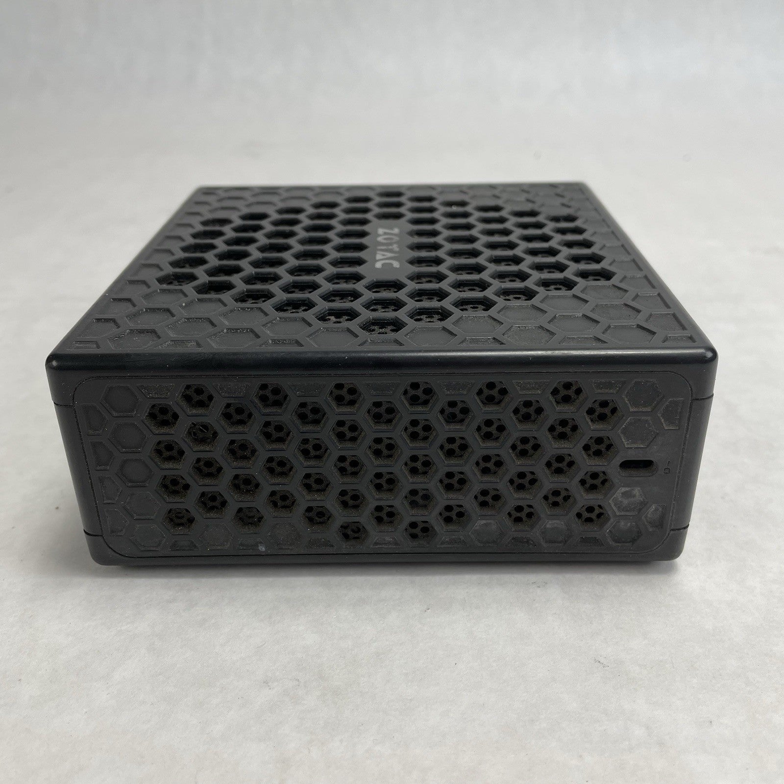 ZOTAC ZBox C1325 Nano Micro Celeron N3160 1.60 GHz 4 GB RAM No SSD No OS
