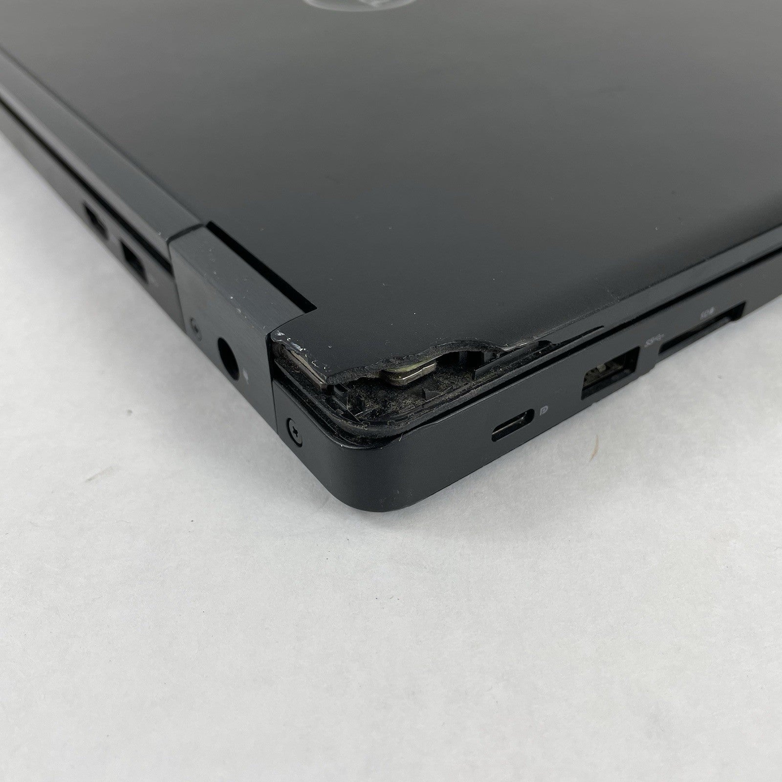 Dell Latitude 5590 15.6" i5-8250U 1.6 GHz 8GB RAM No SSD No OS - Bad Corner READ15