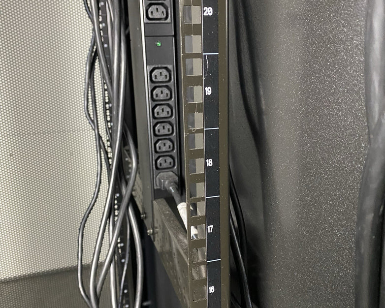 IBM 9307-4RX 1S 42U Server Rack Cabinet 39M6738 w/ Power Distribution Units