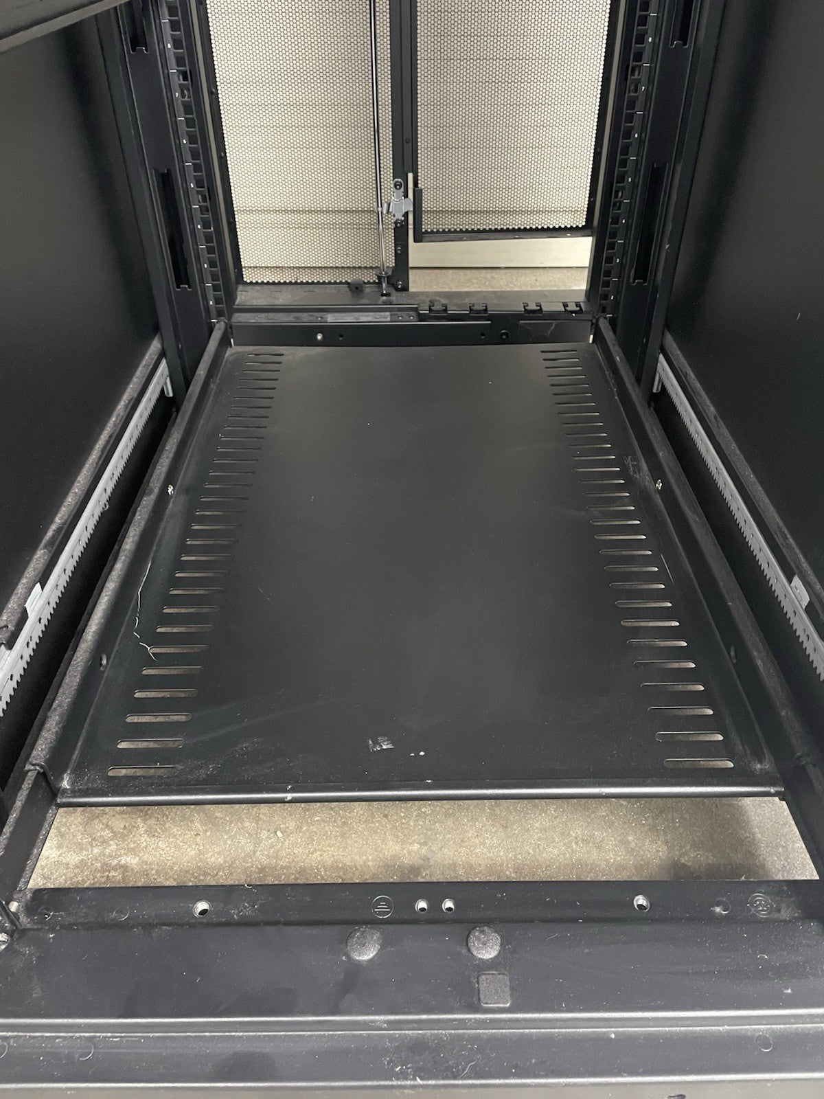 APC AR3104 Server Rack Enclosure w/ Keys13