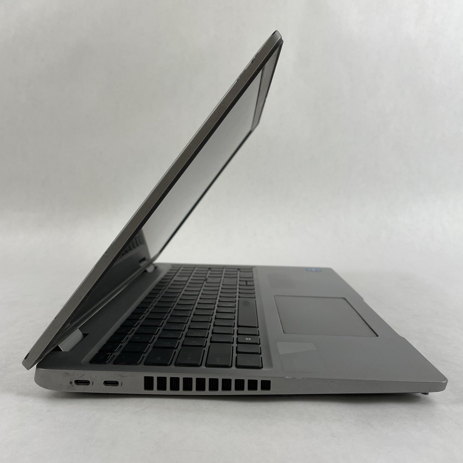 Dell Latitude 5520 15.6" i5-1135G7 1.40 GHz 8 GB RAM No SSD/OS/AC - Bad Paint5