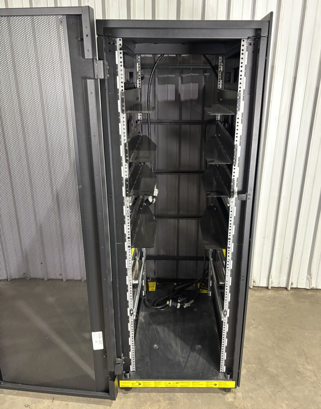 IBM 7014/7015/7017 00P1896 36U Server Rack Cabinet Missing Side Panel