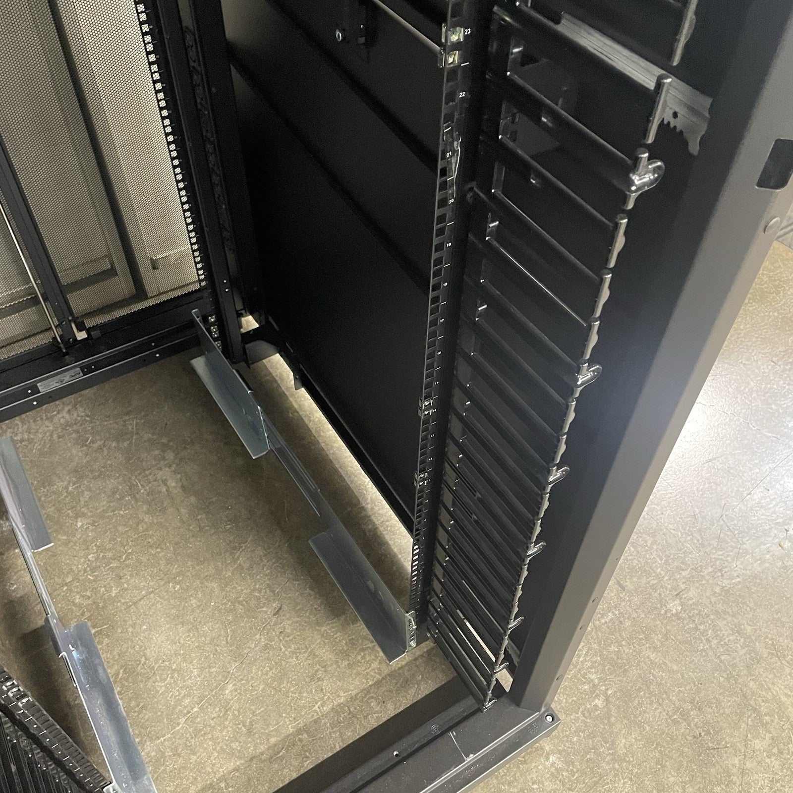 APC E242296 NetShelter SX 42U Server Rack 19" Enclosure Cabinet No Key