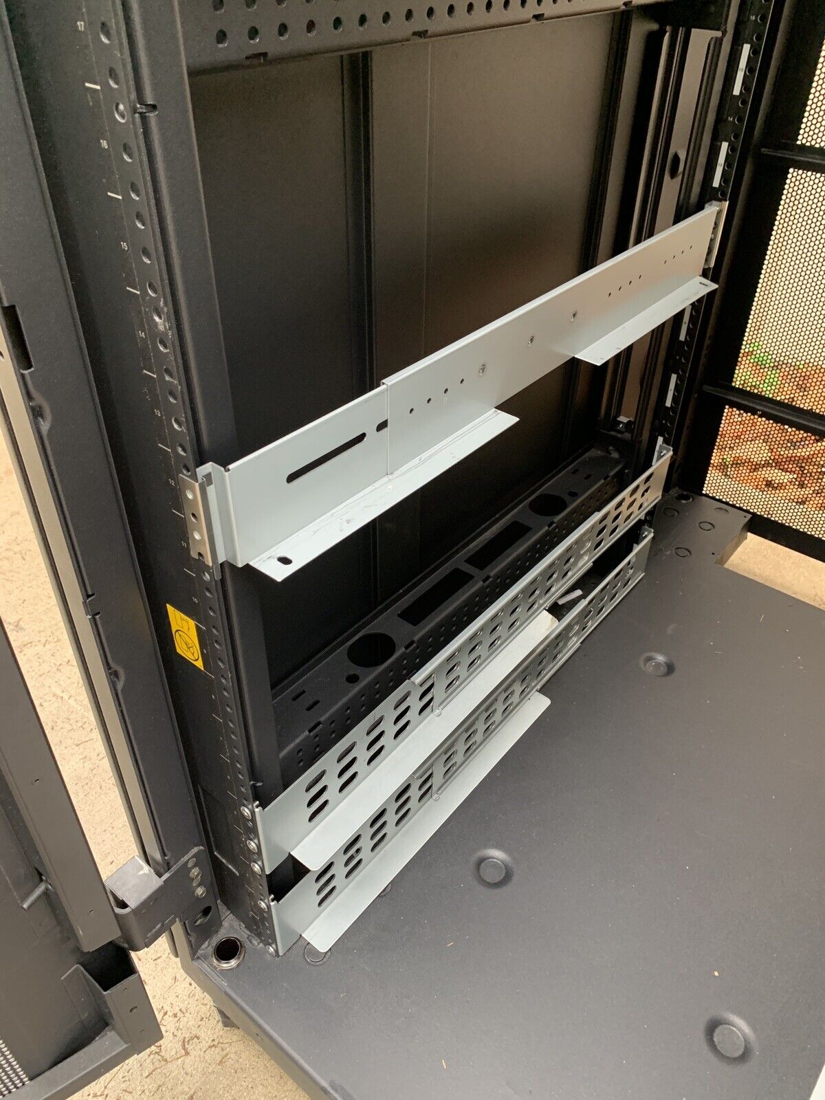 IBM NetBAY 9308 42U Enterprise Server Cabinet Rack 42S w/ Keys and Side Panels