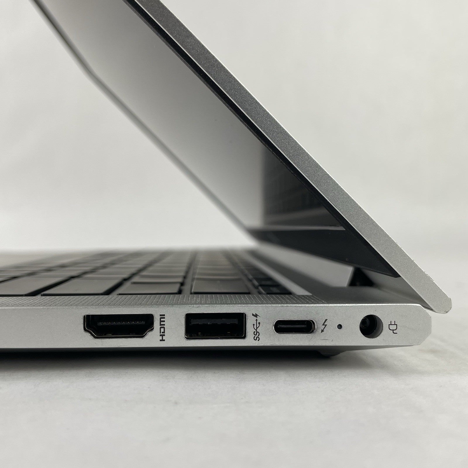 HP ProBook 630 G8 13.3" i7-1165G7 2.80 GHz 8 GB RAM No SSD No OS - Dinged Corner9