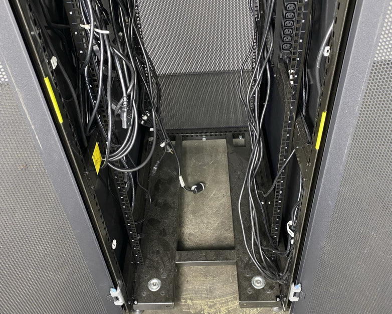 IBM 9307-4RX 1S 42U Server Rack Cabinet 39M6738 w/ Power Distribution Units