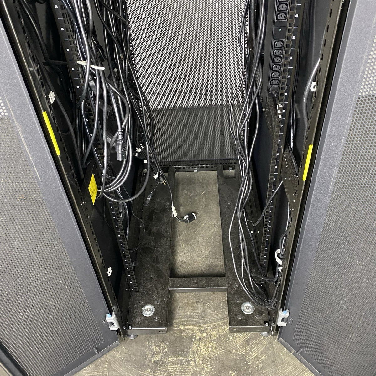 IBM 9307-4RX 1S 42U Server Rack Cabinet 39M6738 w/ Power Distribution Units5
