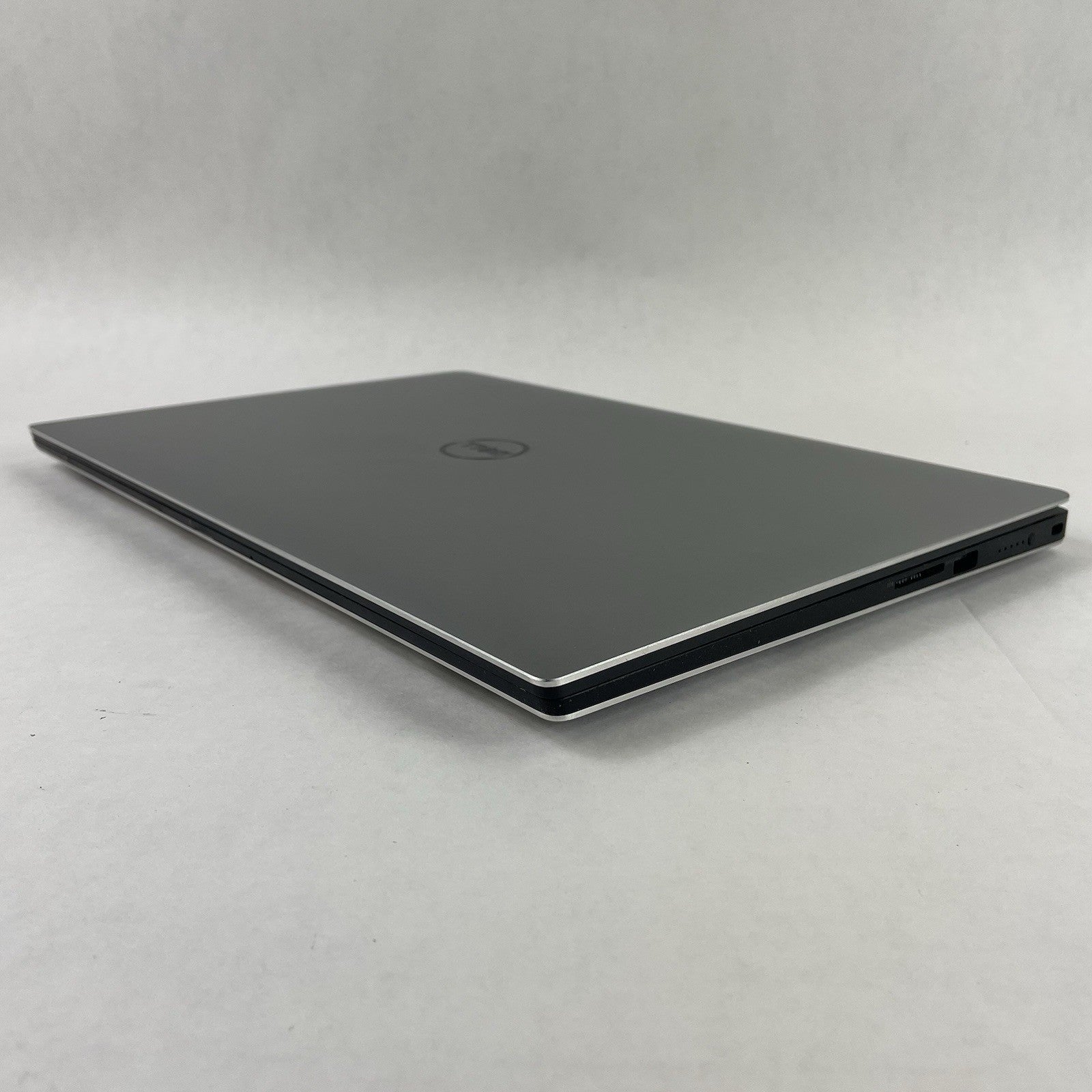 Dell XPS 15 9560 15.6" i7-7700HQ 2.80 GHz 8 GB RAM No SSD/OS/AC9