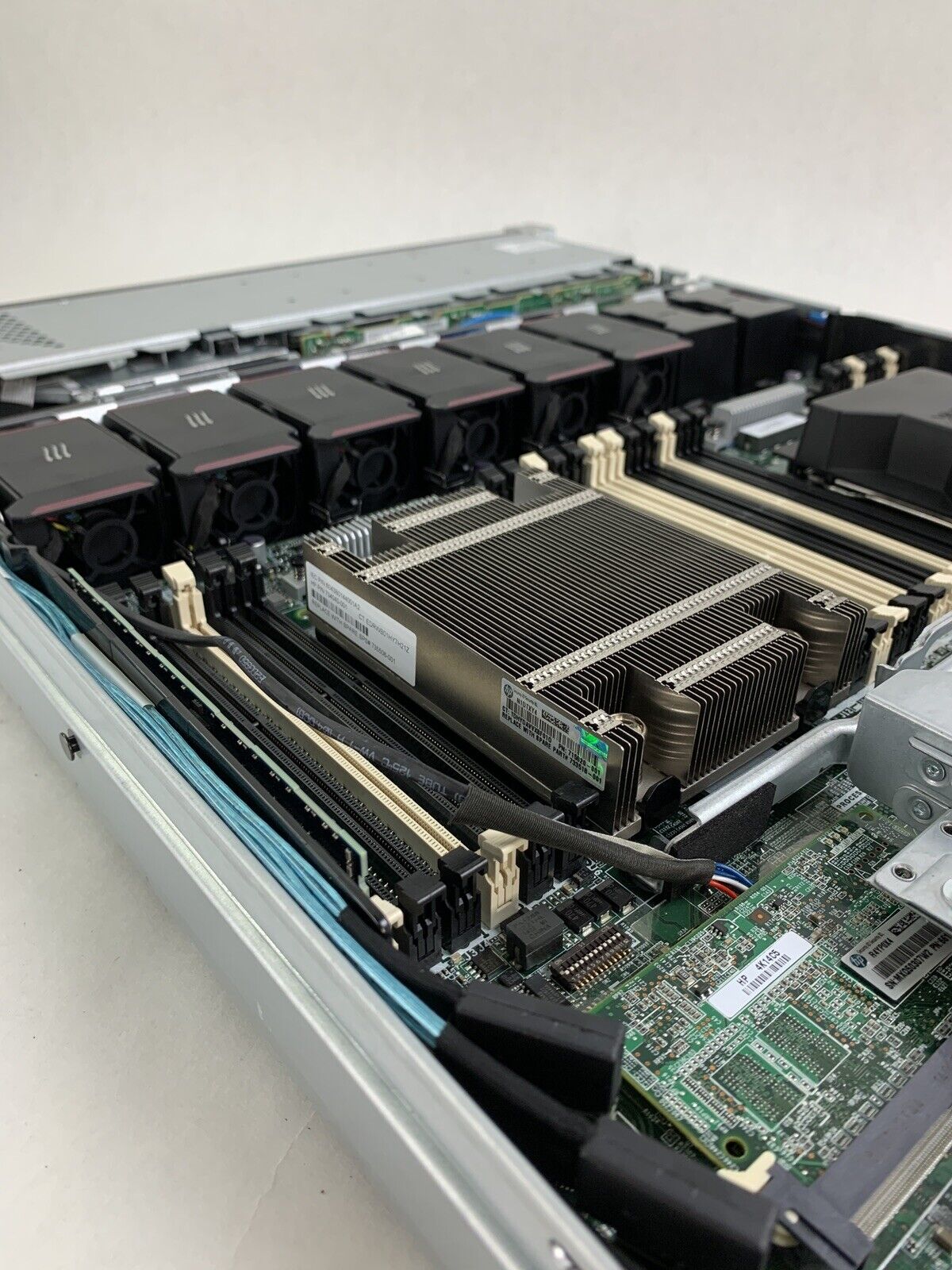 HP ProLiant DL360p Gen8 Xeon E5-2609 V2 2.5 GHz 8 GB RAM No OS No HDD
