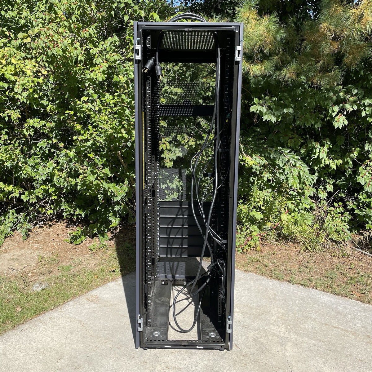 Dell PowerEdge 4210 42U Server Rack Cabinet 0GJ575 w/Sides & PDUs- No Back Panel11