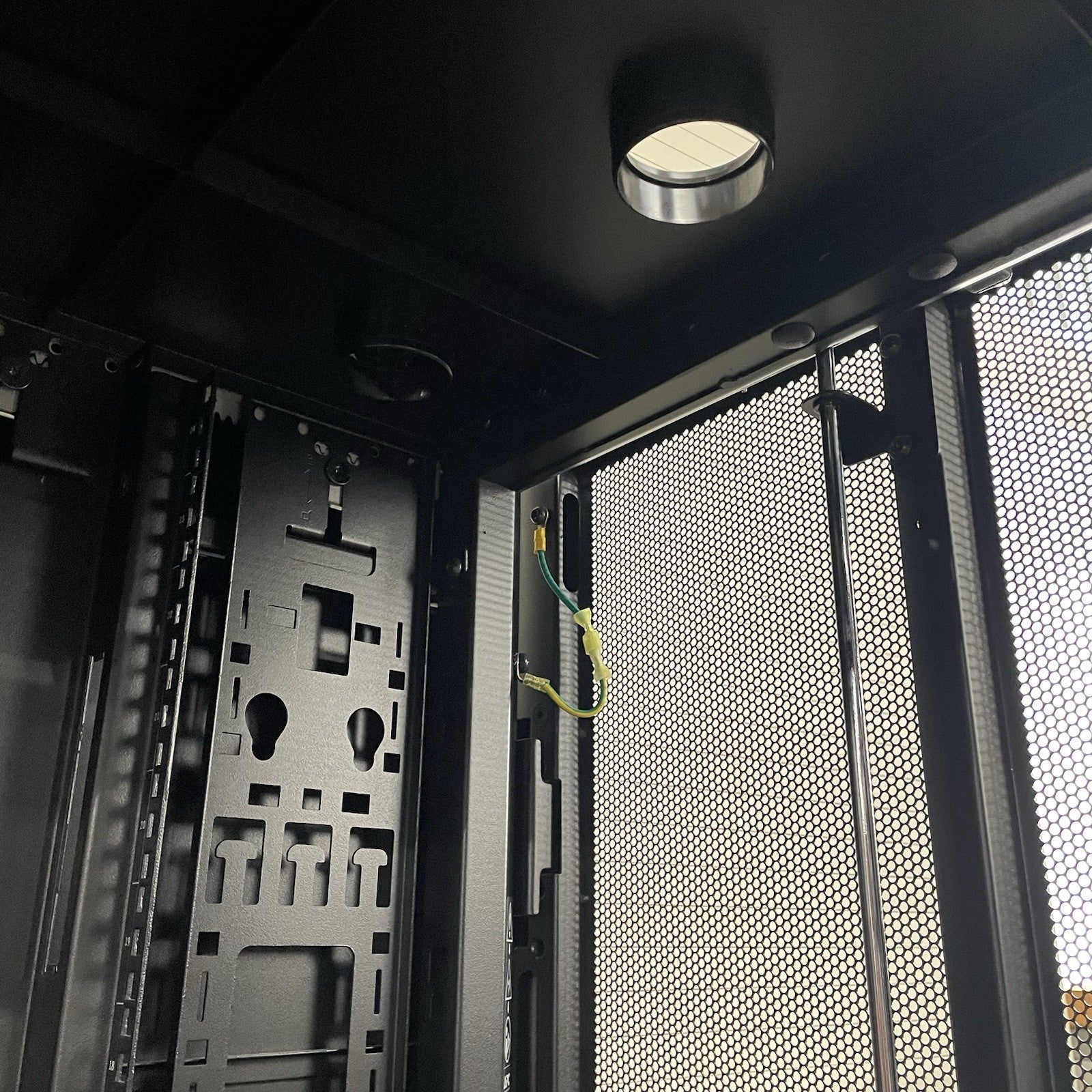 APC AR3104 Server Rack Enclosure w/ Keys7