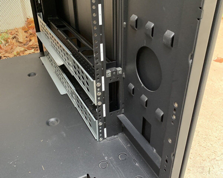 IBM NetBAY 9308 42U Enterprise Server Cabinet Rack 42S w/ Keys and Side Panels
