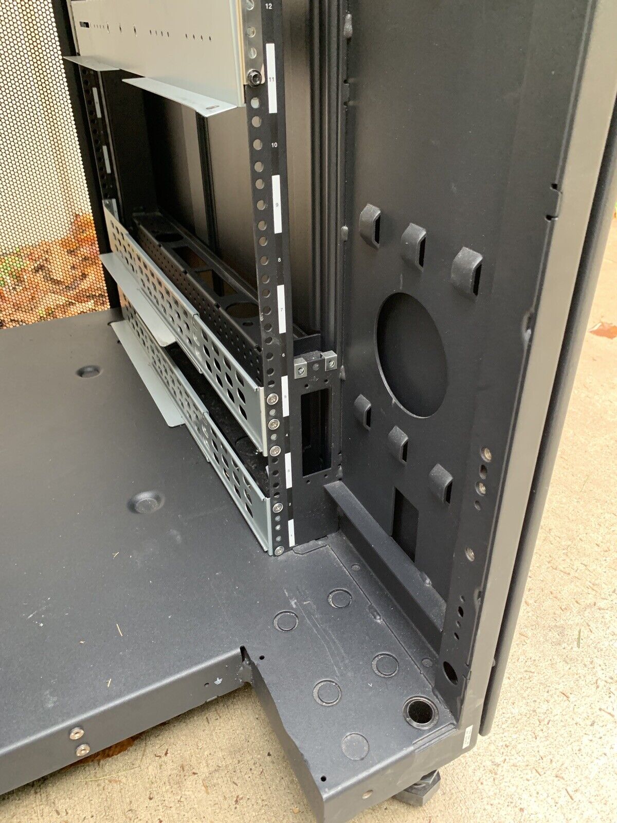 IBM NetBAY 9308 42U Enterprise Server Cabinet Rack 42S w/ Keys and Side Panels