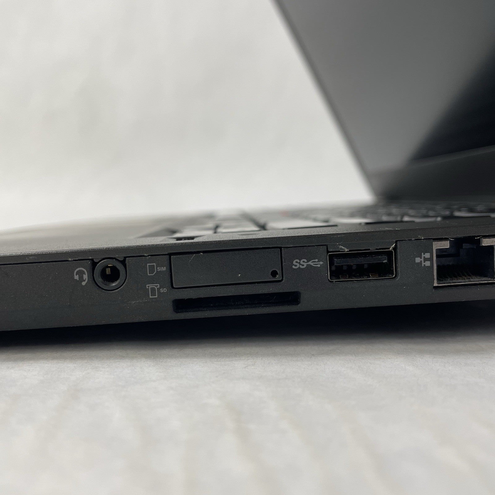Lenovo ThinkPad T460 14" i5-6300U 2.40 GHz 8 GB RAM No HDD/OS - Bad Bottom8