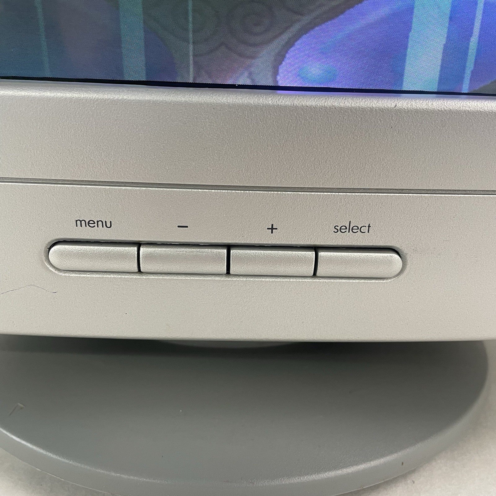 HP v75 Monitor 17" Retro CRT TV Monitor with Stand3