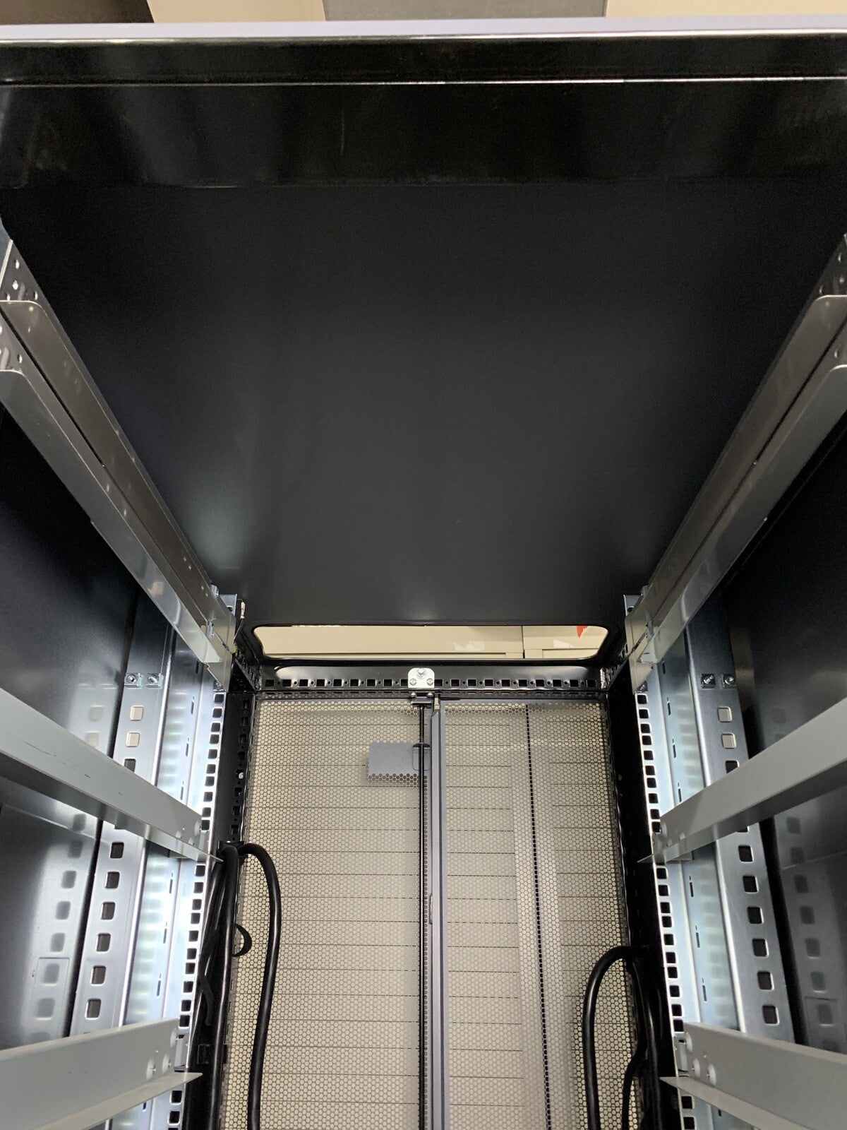 NETAPP NAC-0501 Server Rack Cabinet Unlocked No Keys
