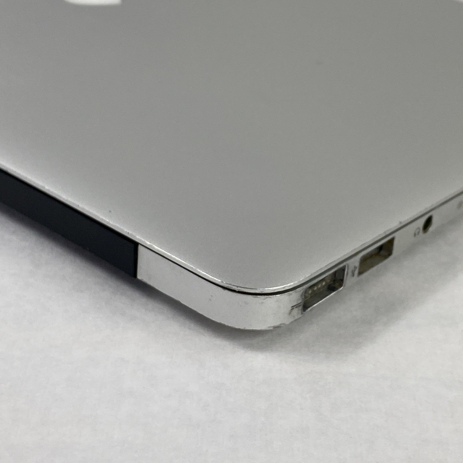 Apple MacBook Air A1370 2011 11" 1.6GHz Core i5 4GB RAM 120GB SSD os10.7.5