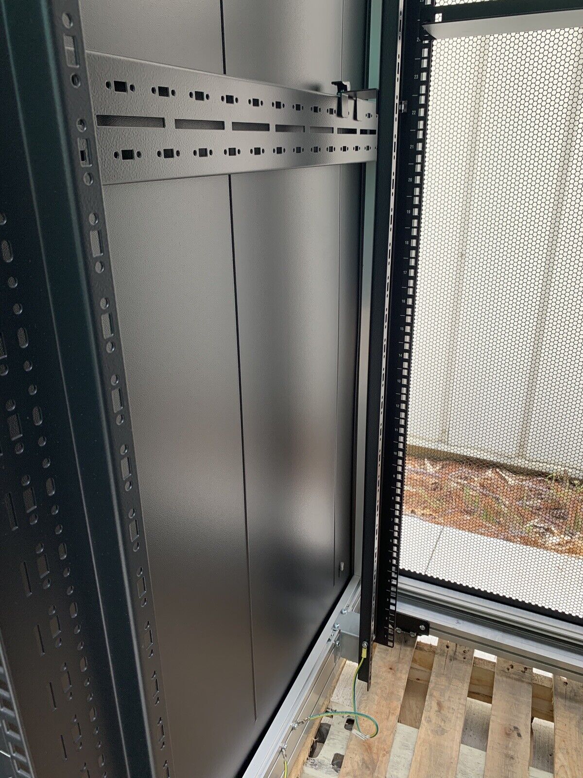 Emerson Knurr DCM Server Rack 42U 78"-48"-28"