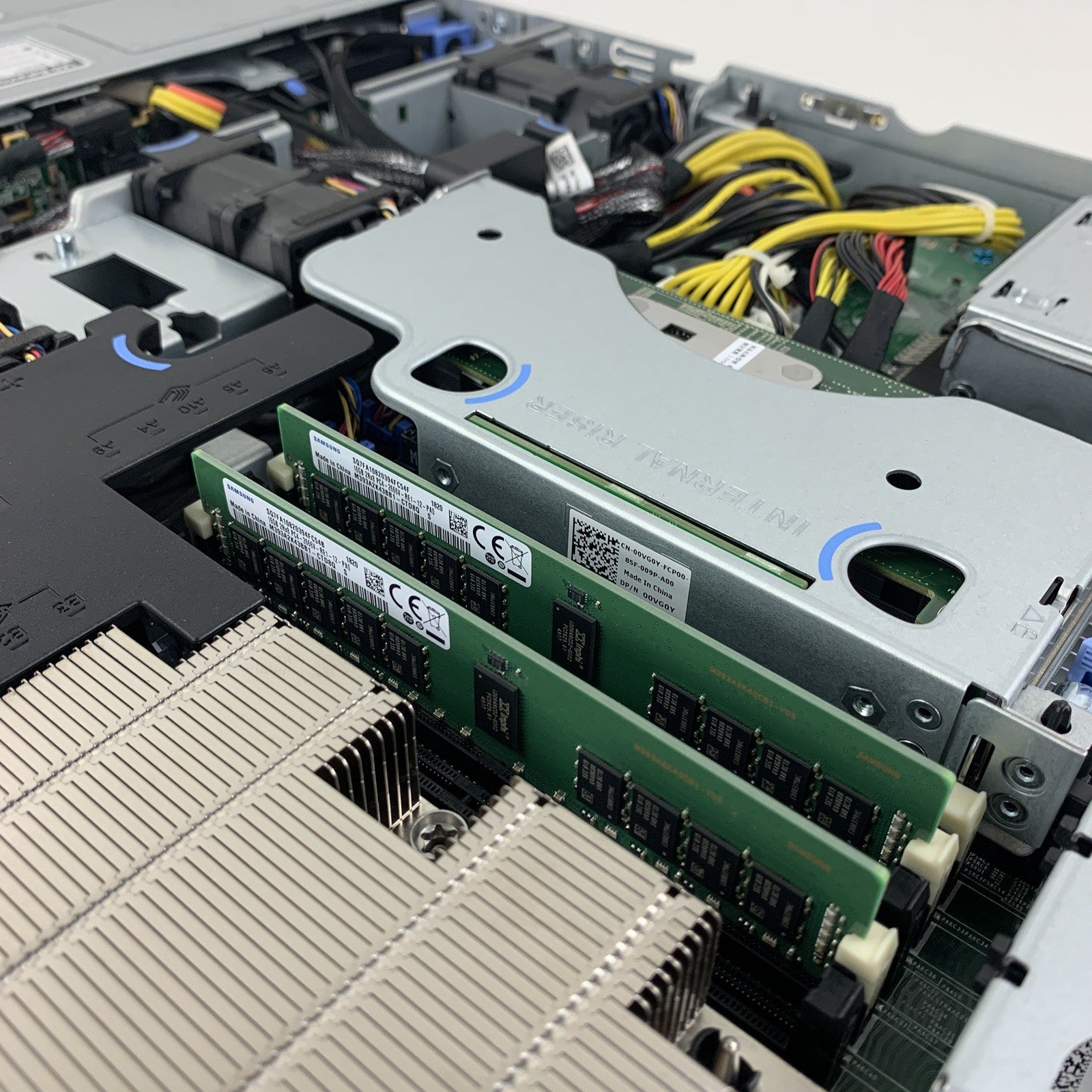 Dell PowerEdge R440 2x Xeon Silver 4110 2.1 GHz 128 GB RAM No HDD NO OS