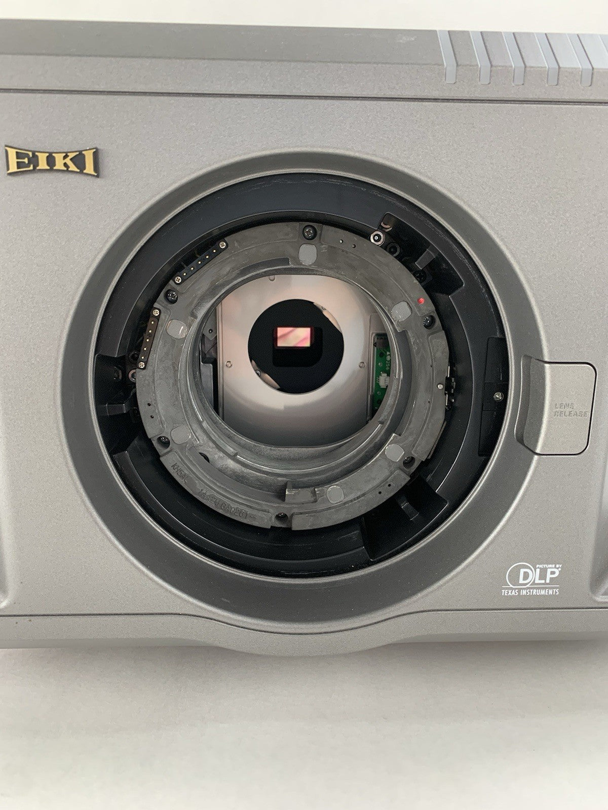 Eiki EIP-HDT30 Digital Theater Projector - Parts or Repair