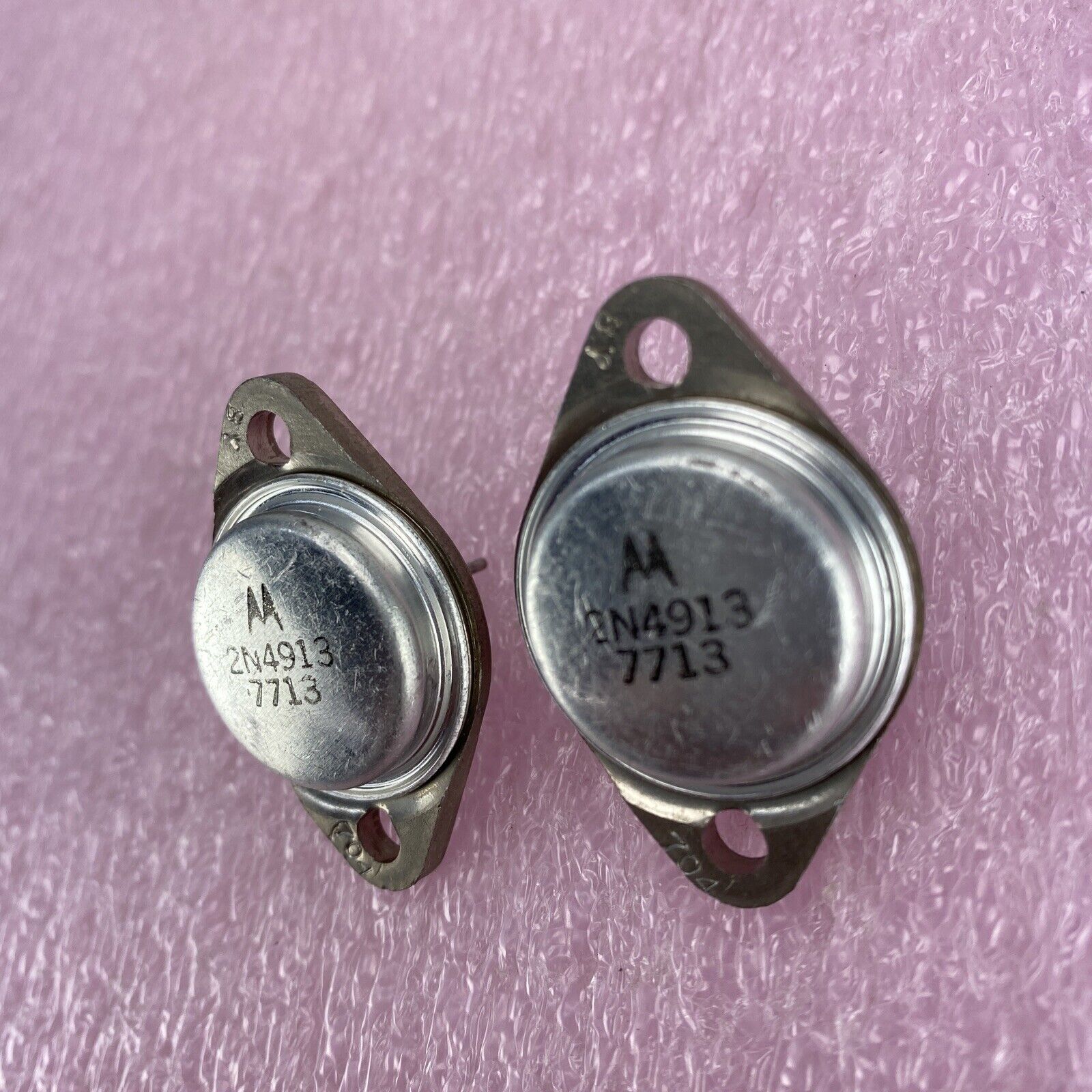 Lot( 2 ) Motorola 2N4913 Bipolar Transistor 7713