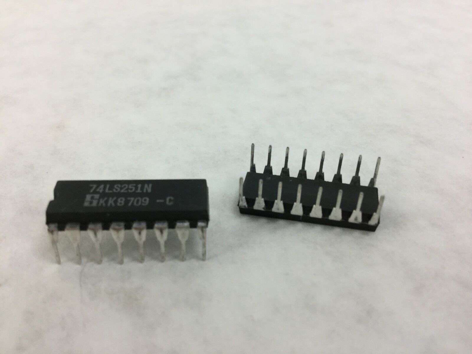 NOS Signetics 74LS251N  3-STATE 1-of-8 Line Data Selector/Multiplexer  Lot of 10