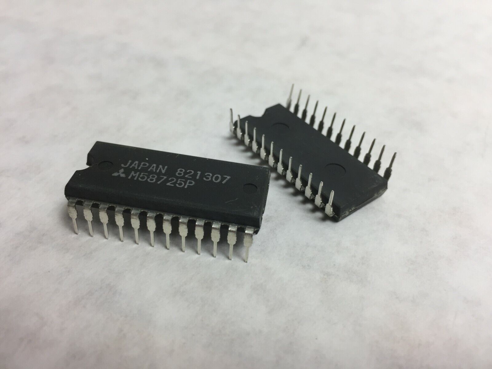 Mitsubishi  M58725P  24 Pin  Lot of 9  NOS