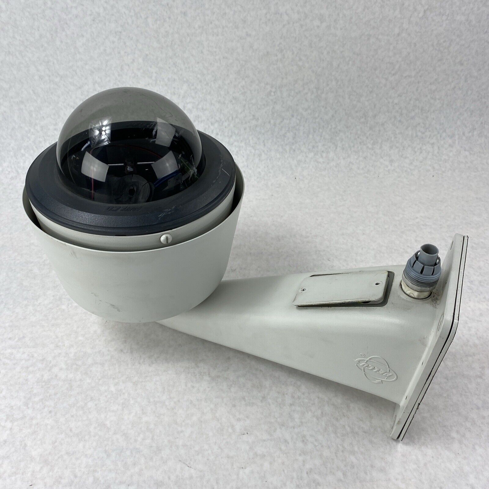 Pelco DF5-PG-E0 Outdoor Pendant Tinted Camera Dome w/ Wall Mount and Components