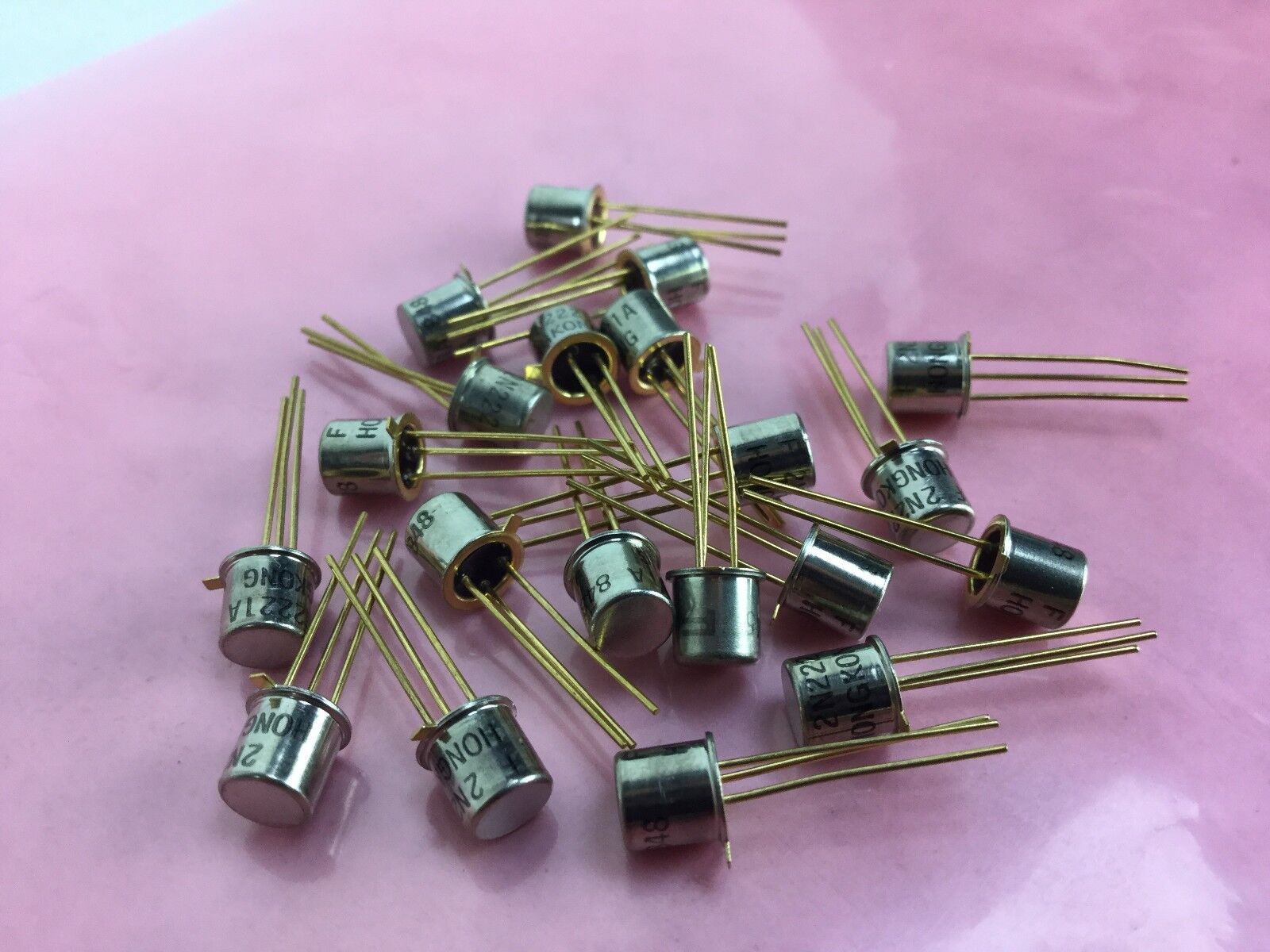 NEW Fairchild 2N2221A Bipolar Transistors - BJT, TO-18, Lot of 20