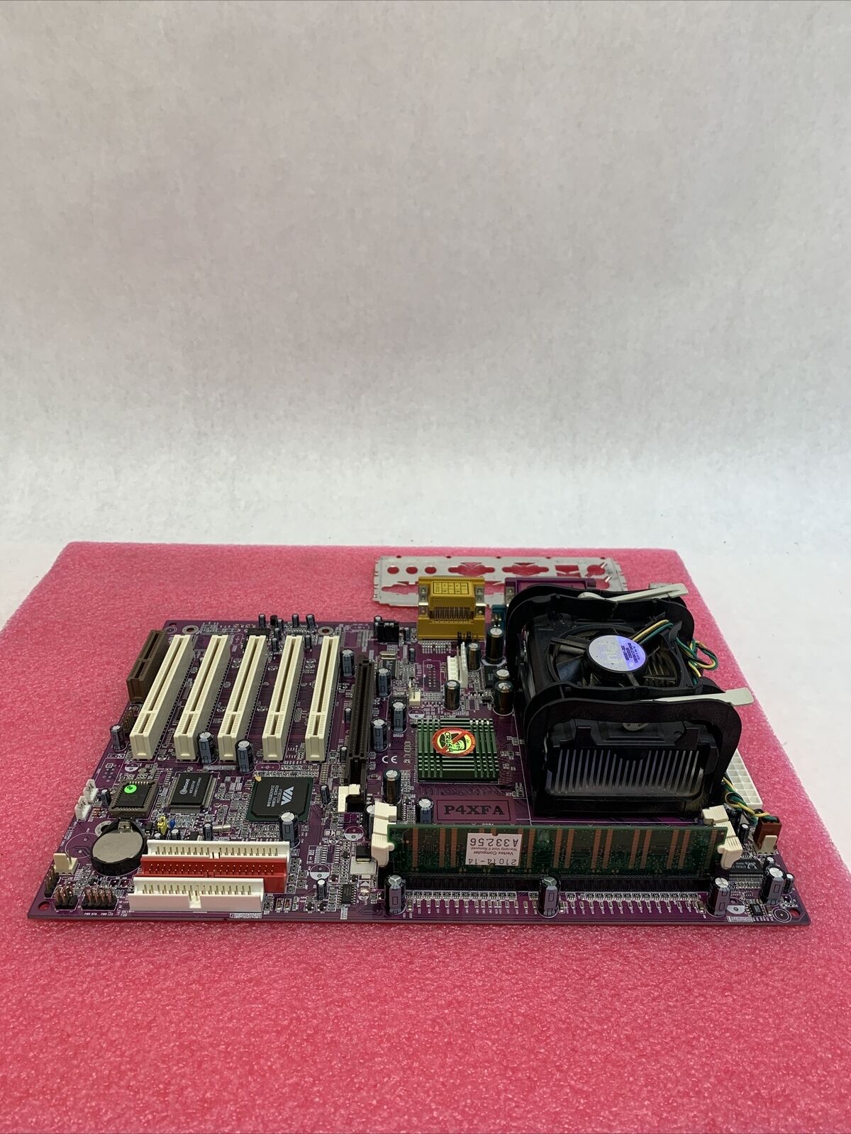 VIA P4X266-8233 Motherboard Intel Pentium 4 1.8GHz 256MB RAM W/Shield