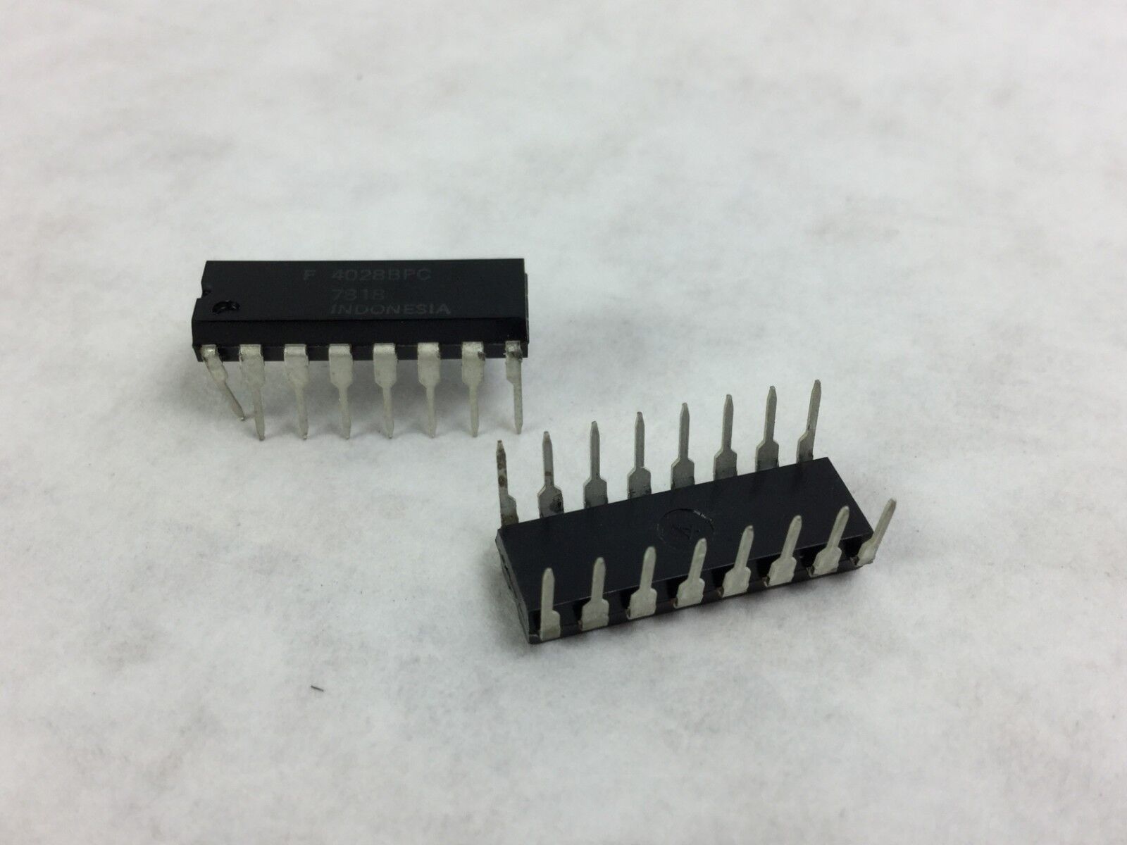 Fairchild 4028BPC Integrated Circuit   16 Pin  Lot of 23
