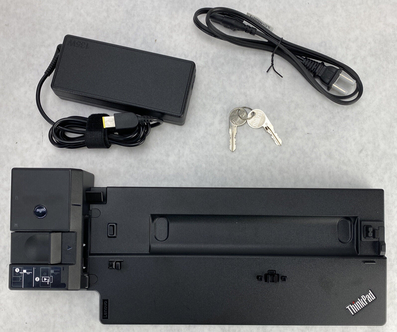 Lenovo 40AJ0135US ThinkPad 135w Ultra Docking Station + AC Adapter