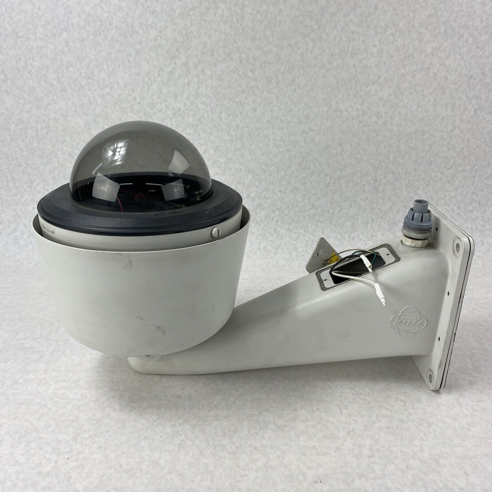 Pelco DF5-PG-E0 Outdoor Pendant Tinted Camera Dome w/ Wall Mount and Components