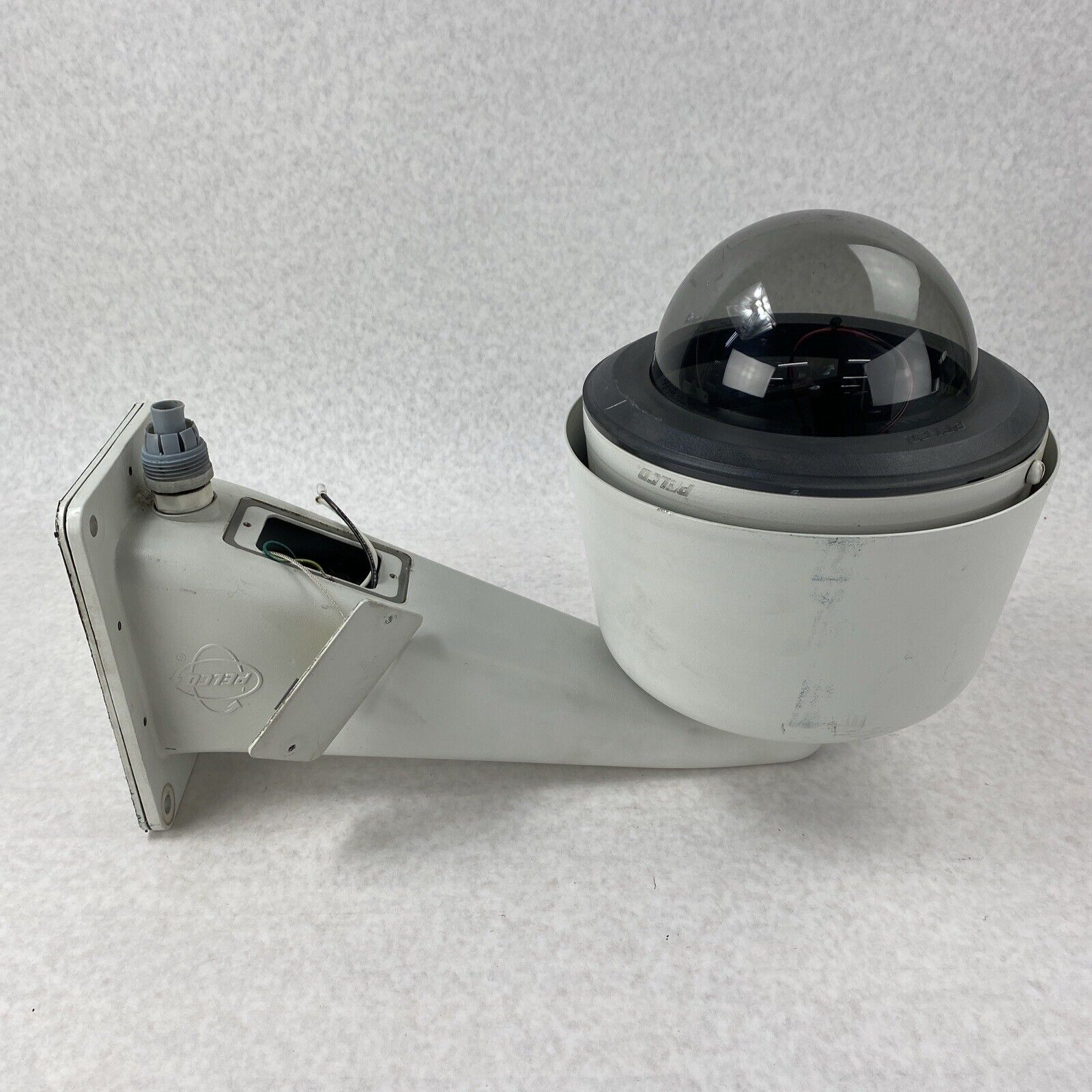 Pelco DF5-PG-E0 Outdoor Pendant Tinted Camera Dome w/ Wall Mount and Components