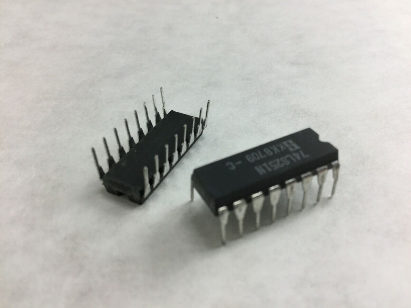 NOS Signetics 74LS251N  3-STATE 1-of-8 Line Data Selector/Multiplexer  Lot of 10