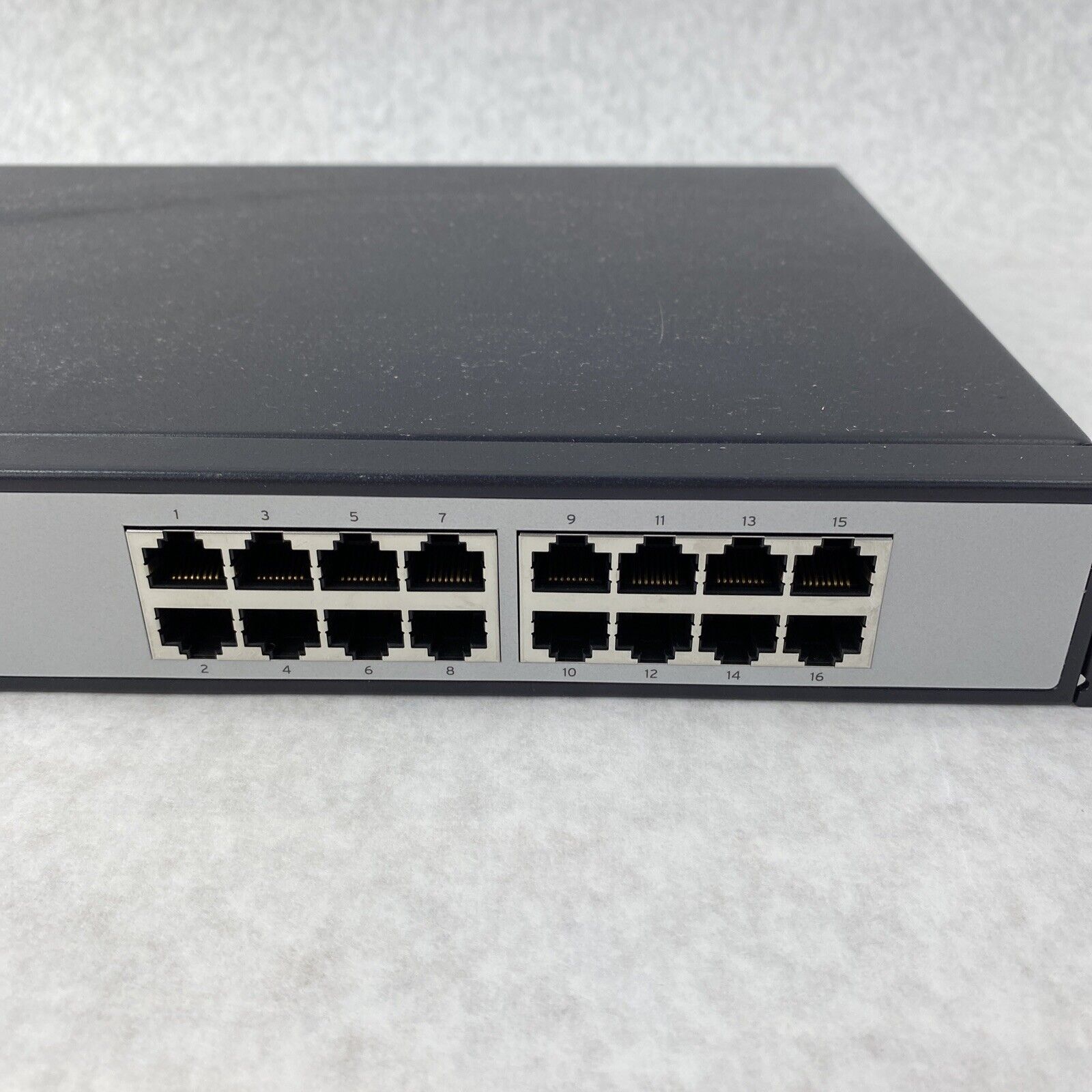 Belkin F5D5141-16 Mountable 16 Port Gigabit Switch w/ Power Cord - Tested