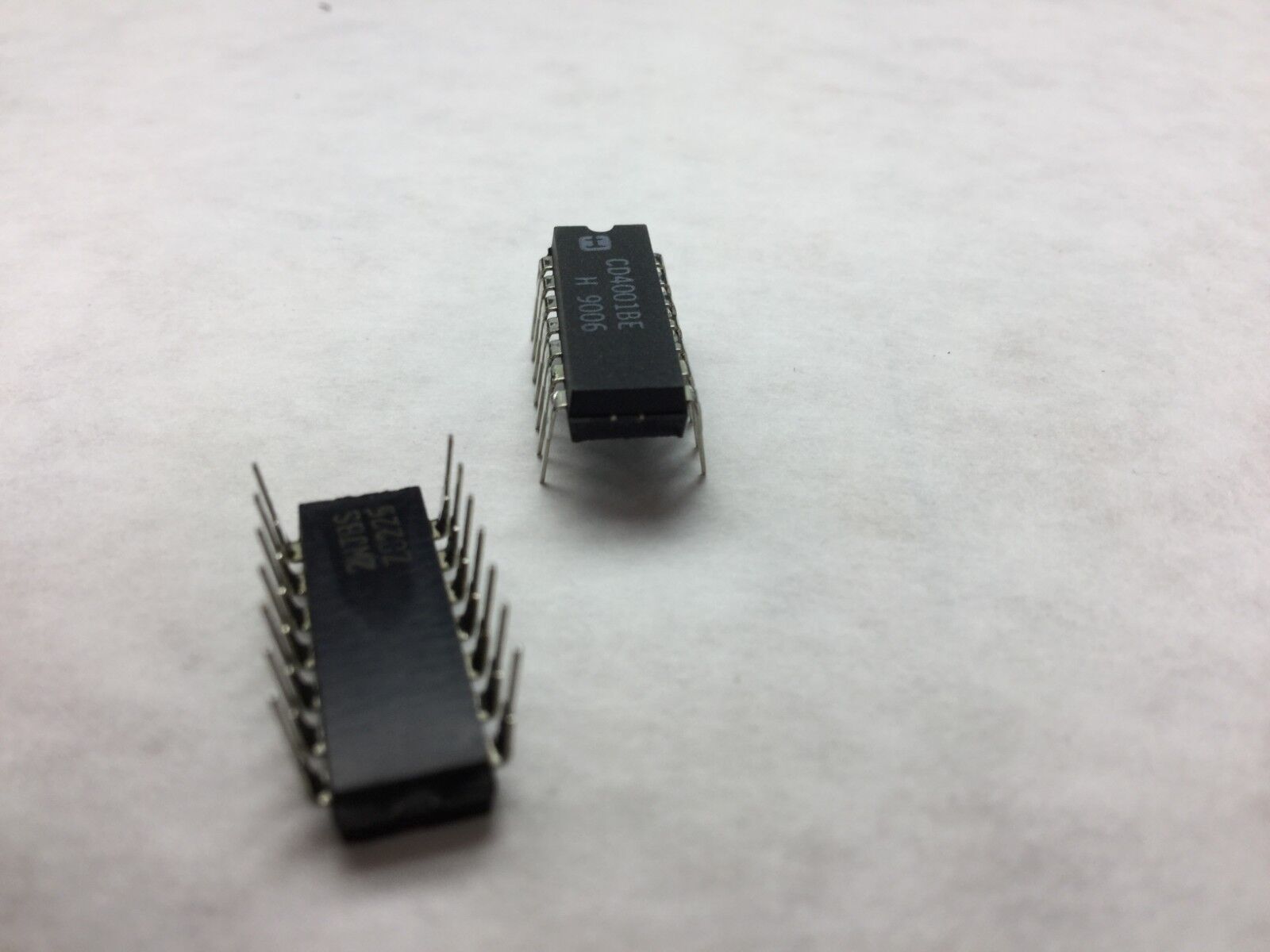 Harris  CD4001BE  Logic Gates CMOS Quad 2-In  Lot of 25