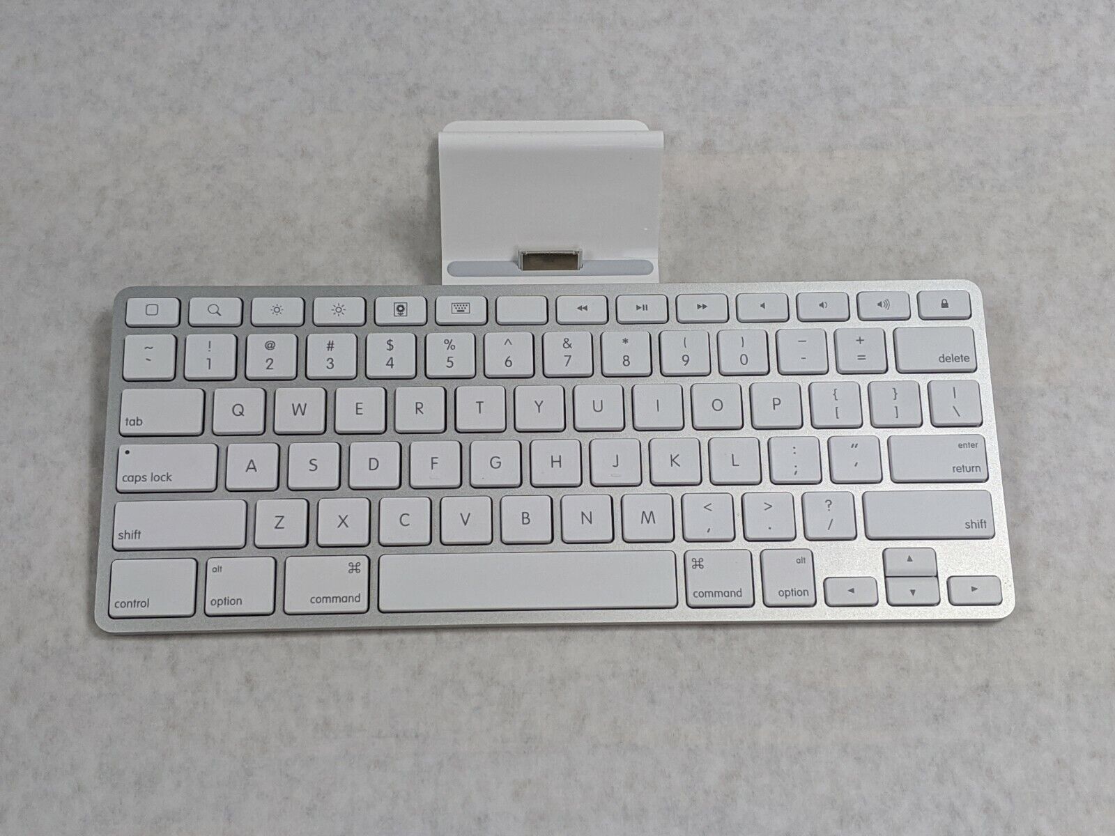 Apple iPad Keyboard Dock A1359 30-Pin 1st, 2nd Generation iPad Accessory
