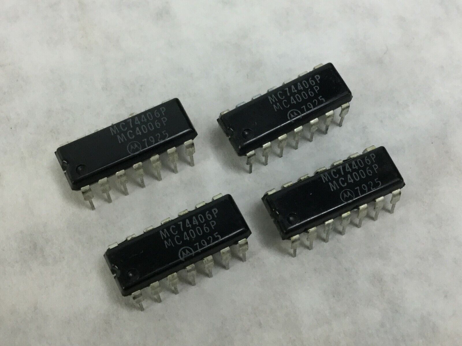 Genuine MOTOROLA MC74406P 3-To-8 Line Demultplexer/Decoder 14 Pin Dip  Lot of 4