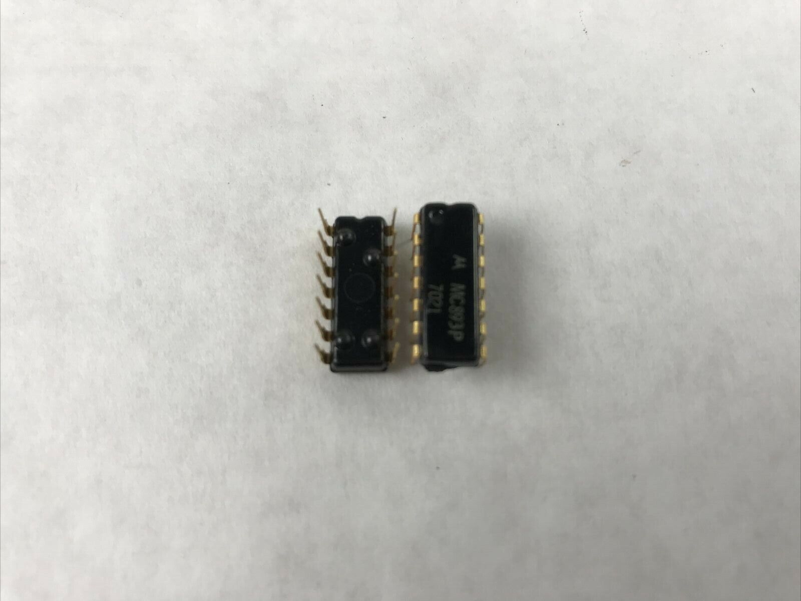 Lot of (5) Motorola MC893P 14 Pin Dip Gold Integrated Circuits