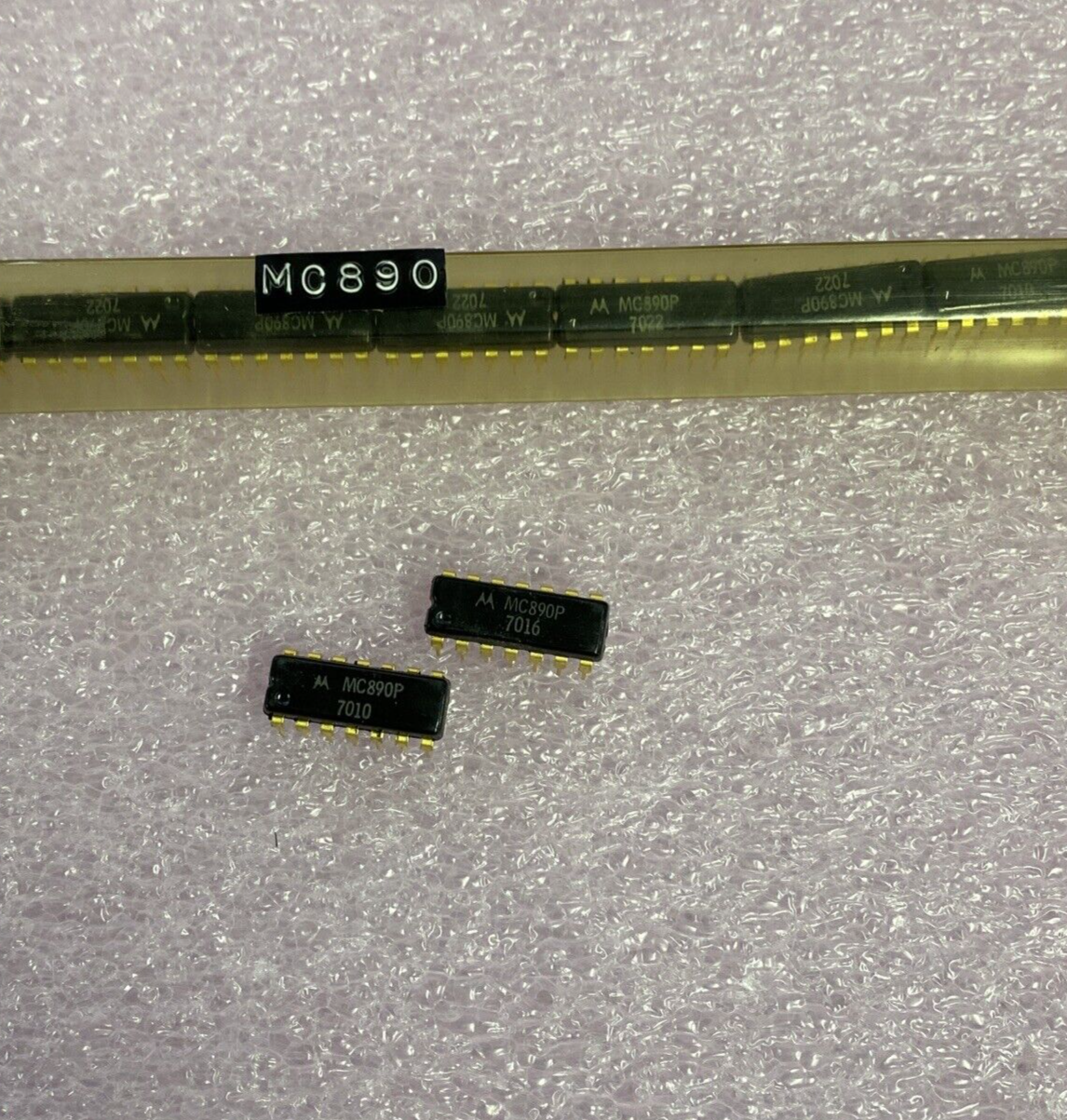 Lot of 13 MC890P MOTOROLA 14 Gold PIN NEW Old Stock