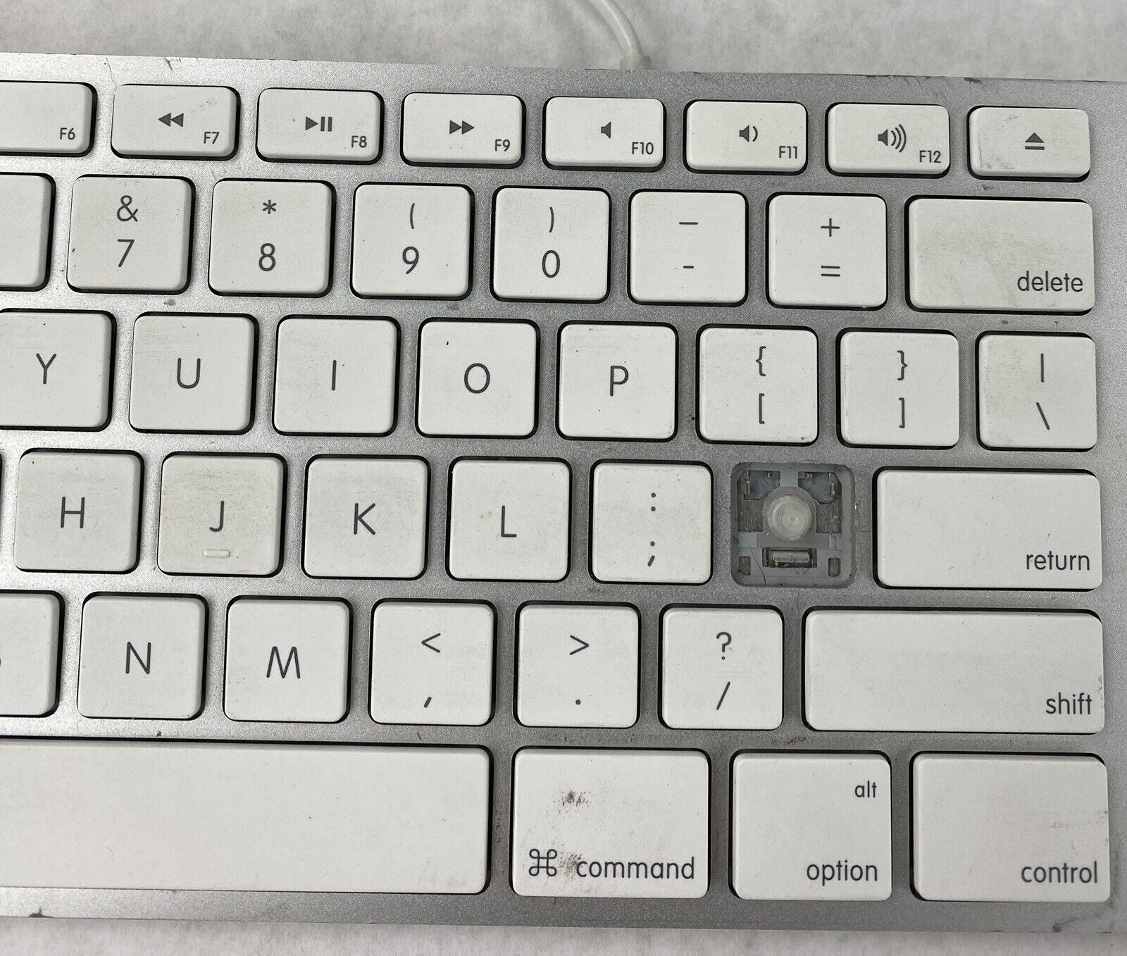 FOR PARTS Apple A1243 Wired USB MB110LL/A Keyboard w/ Genuine OEM Key Covers