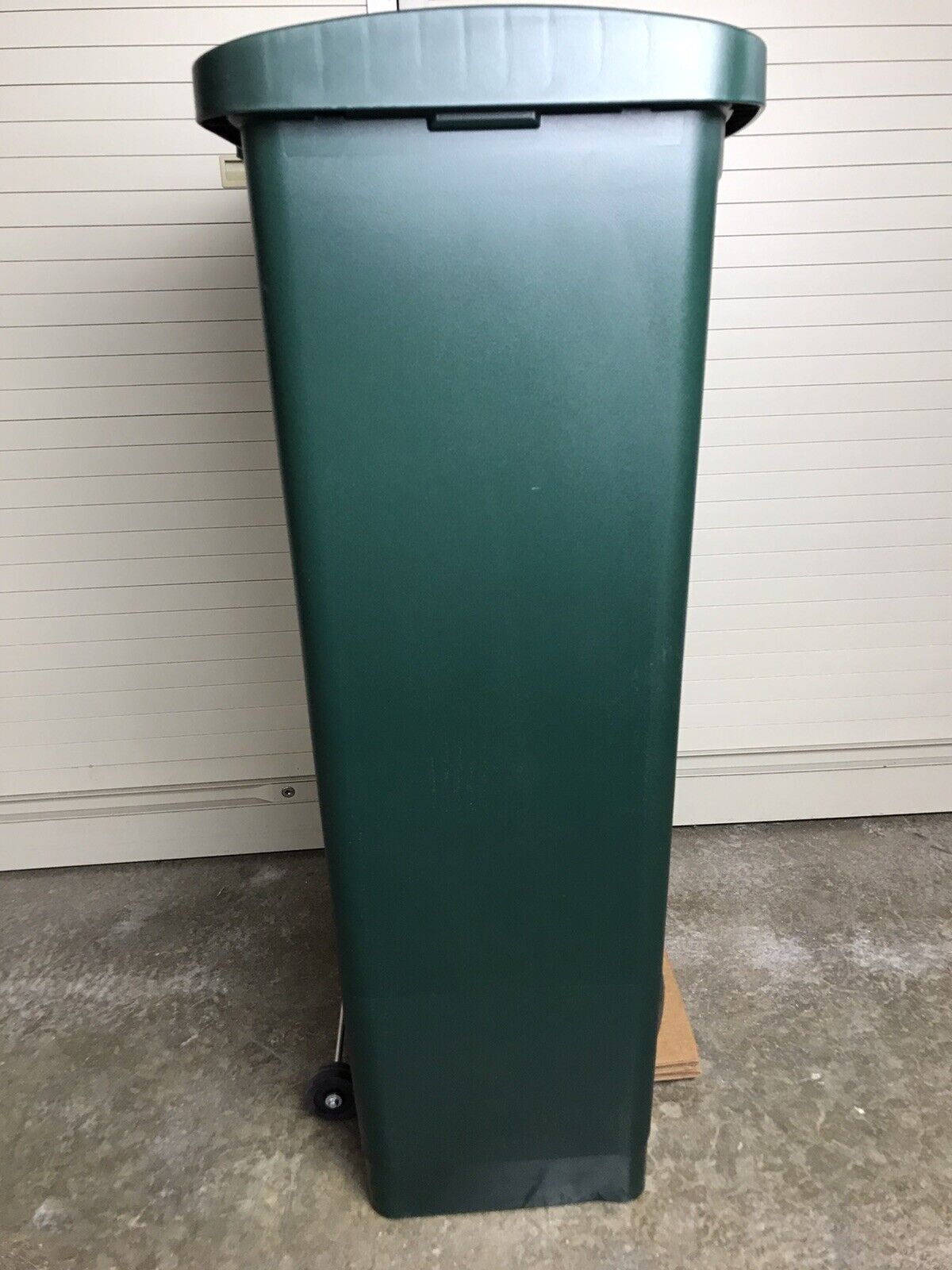 Rubbermaid Plastic Step-On Container 90L/24G Green