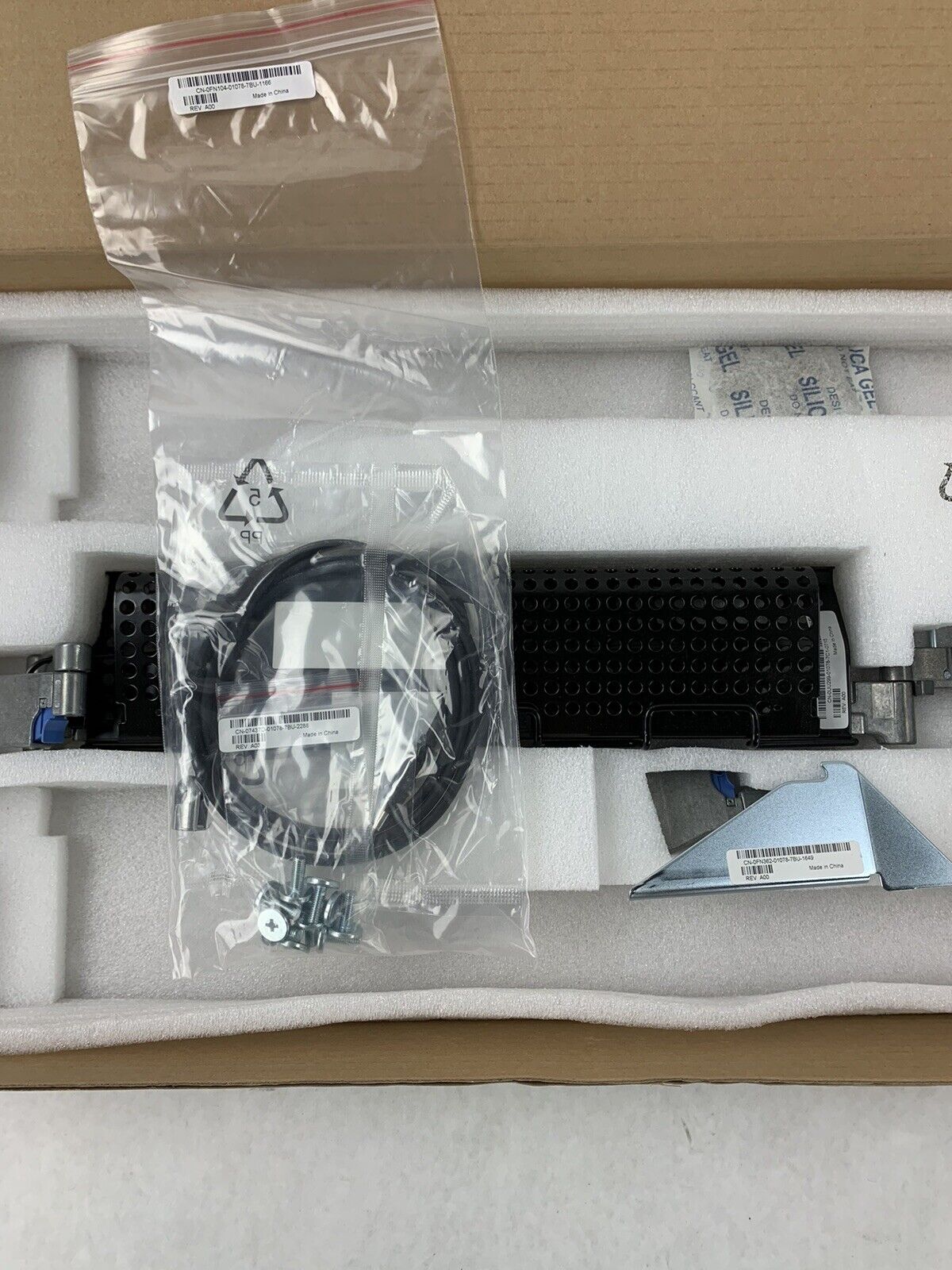 New Open Box Dell PowerEdge Mounting Kit Server Rail 0FN360
